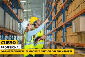 Dos trabajadores con chalecos reflectantes y cascos inspeccionan un almacén con estanterías llenas de cajas, destacando en la imagen el texto 'Curso profesional: Organización del almacén y gestión del transporte