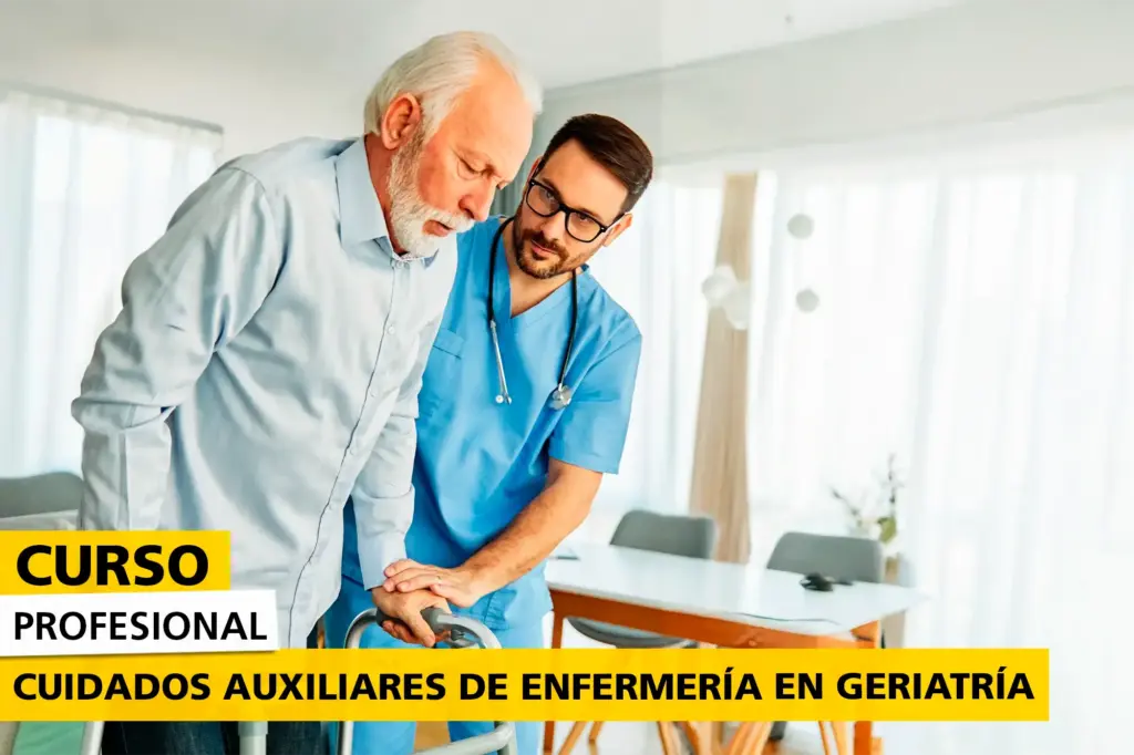 Imagen de un auxiliar de enfermería con uniforme azul ayudando a un anciano con andador en un entorno doméstico iluminado. La imagen promociona un curso profesional de cuidados auxiliares de enfermería en geriatría.