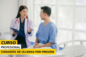 Doctora con bata blanca y estetoscopio conversando con un paciente en bata azul en una cama de hospital. Imagen promocional del curso sobre cuidados de úlceras por presión.