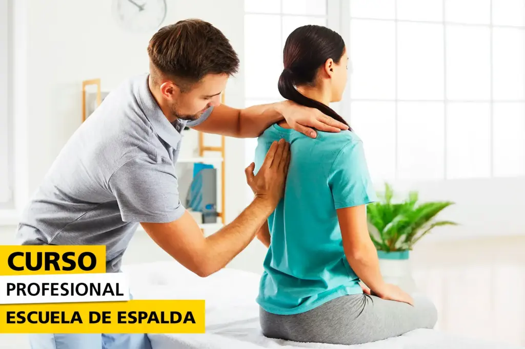 Fisioterapeuta realizando una terapia manual en la espalda de una mujer sentada, en un entorno clínico iluminado. Imagen promocional del curso profesional de Escuela de Espalda.