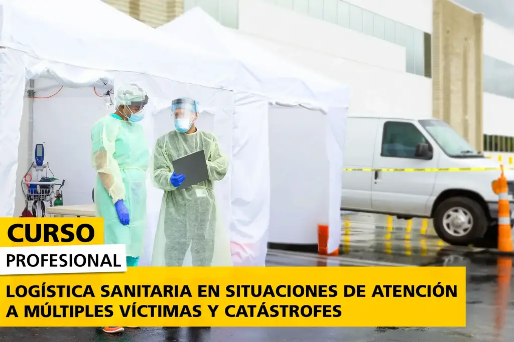 Dos profesionales de la salud con equipo de protección individual conversan frente a una carpa médica de emergencias en un entorno de respuesta a desastres. Imagen promocional del curso sobre logística sanitaria en catástrofes.