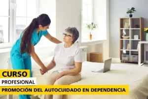 Enfermera en uniforme azul asistiendo a una mujer mayor con gafas que está sentada en una cama, en una habitación iluminada y acogedora. Imagen promocional del curso de promoción del autocuidado en dependencia.
