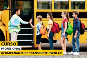 Imagen de una mujer con chaleco reflectante saludando con una palmada a un niño que se dispone a subir a un autobús escolar amarillo. Detrás del niño, hay otros cuatro estudiantes en fila con mochilas de colores. La escena transmite seguridad, organización y acompañamiento en el entorno del transporte escolar, acompañada por un cartel promocional del curso profesional para desempeñar esta función.