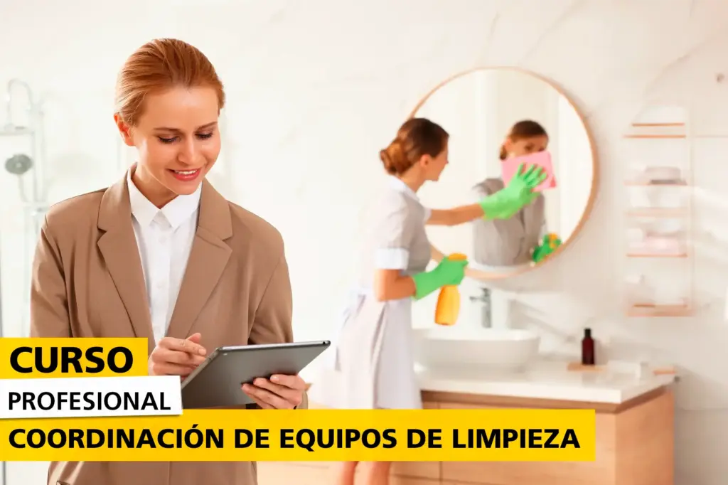 Supervisora de limpieza revisando información en una tablet mientras una trabajadora limpia un espejo en un baño, representando un curso profesional sobre la coordinación eficiente de equipos de limpieza.