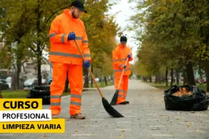 Trabajadores de limpieza viaria con uniforme reflectante y guantes recogiendo hojas caídas en una avenida arbolada durante una jornada de formación práctica en mantenimiento urbano. La imagen tiene un texto promocional que dice Curso Profesional Limpieza viaria.