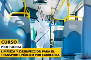 Persona vestida con traje de protección blanca, mascarilla y guantes, realizando labores de desinfección dentro de un autobús de transporte público. Lleva un pulverizador con el que aplica desinfectante en las superficies del vehículo. La imagen transmite profesionalismo, higiene y protocolos de seguridad, en el contexto de un curso profesional de limpieza y desinfección para el transporte por carretera.