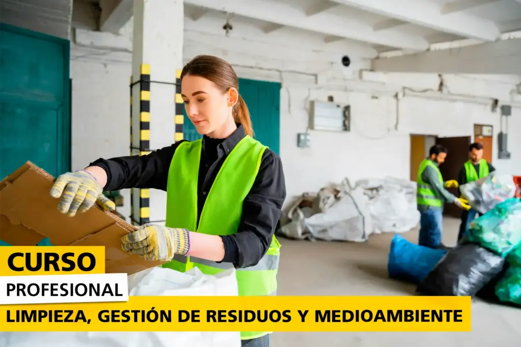 Trabajadora con chaleco reflectante y guantes clasificando cartón para reciclaje en una planta de gestión de residuos, mientras otros empleados organizan materiales en el fondo. La imagen promociona el curso profesional Limpieza, gestión de residuos y medioambiente.