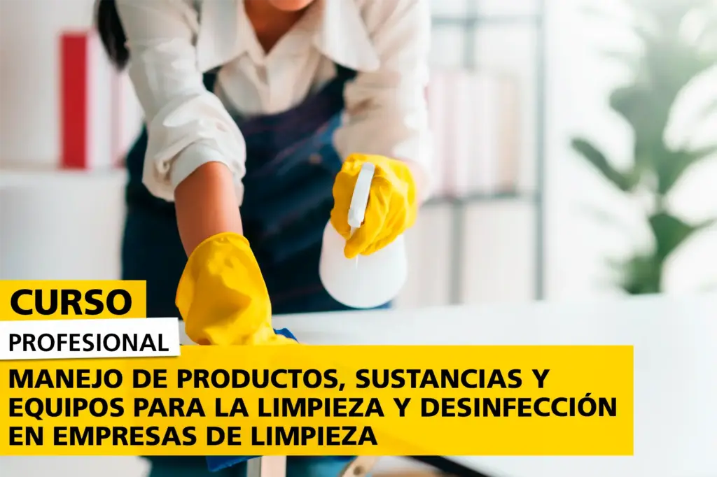 Persona con guantes de goma amarillos aplicando desinfectante sobre una superficie con un atomizador, como parte de un curso profesional sobre el uso seguro de productos, sustancias y equipos en empresas de limpieza.