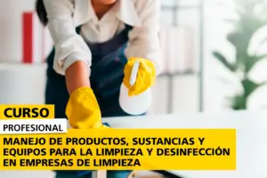 Persona con guantes de goma amarillos aplicando desinfectante sobre una superficie con un atomizador, como parte de un curso profesional sobre el uso seguro de productos, sustancias y equipos en empresas de limpieza.