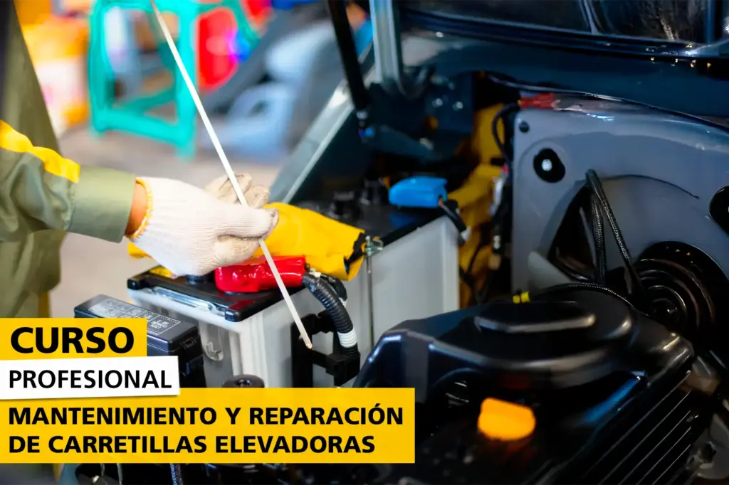 Técnico revisando el motor de una carretilla elevadora con guantes de seguridad durante una práctica de mantenimiento, representando un curso profesional de reparación y diagnóstico de carretillas.