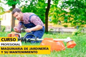 Hombre con uniforme de trabajo y herramientas en mano realiza el mantenimiento de una desbrozadora en un área verde, como parte de un curso profesional de maquinaria de jardinería. La imagen transmite una escena práctica al aire libre, rodeada de árboles y césped.
