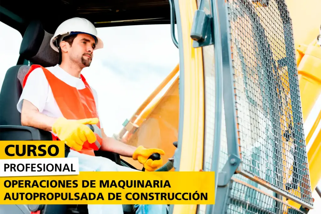 Trabajador con casco y chaleco de seguridad operando maquinaria pesada en cabina, como parte del curso profesional en operaciones de maquinaria autopropulsada de construcción.