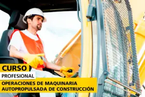 Trabajador con casco y chaleco de seguridad operando maquinaria pesada en cabina, como parte del curso profesional en operaciones de maquinaria autopropulsada de construcción.