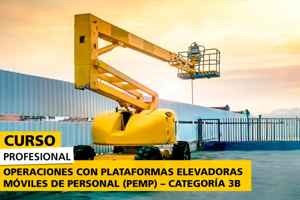 Imagen de una plataforma elevadora móvil de personal (PEMP) de gran tamaño, de color amarillo, en funcionamiento al aire libre durante el atardecer. En primer plano, se destacan los textos promocionales sobre el curso profesional para operar este tipo de maquinaria, orientado a la categoría 3B.