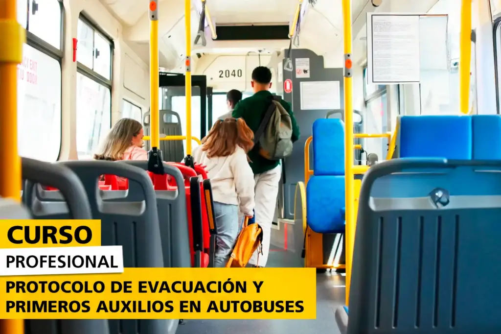 Imagen promocional de un curso especializado en protocolos de evacuación y primeros auxilios para emergencias en autobuses. Muestra a un equipo de conductores y auxiliares realizando simulacros prácticos, incluyendo técnicas de evacuación segura, uso de extintores, atención a heridos y manejo de situaciones críticas. El entorno refleja un autobús equipado con salidas de emergencia y material de seguridad, destacando la formación práctica para garantizar la protección de pasajeros.