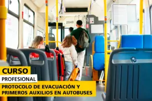 Imagen promocional de un curso especializado en protocolos de evacuación y primeros auxilios para emergencias en autobuses. Muestra a un equipo de conductores y auxiliares realizando simulacros prácticos, incluyendo técnicas de evacuación segura, uso de extintores, atención a heridos y manejo de situaciones críticas. El entorno refleja un autobús equipado con salidas de emergencia y material de seguridad, destacando la formación práctica para garantizar la protección de pasajeros.