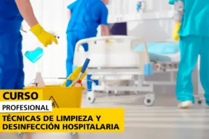 Personal de limpieza con guantes amarillos desinfectando una habitación hospitalaria, con un cubo de limpieza y productos desinfectantes en primer plano, representando un curso sobre técnicas profesionales de limpieza en centros de salud.