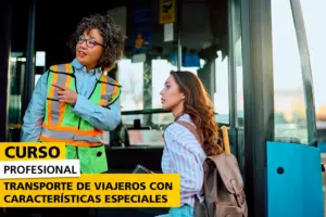 Mujer con chaleco reflectante y gafas, posiblemente instructora o supervisora, señalando con el dedo mientras orienta a una joven con mochila frente a la puerta de un autobús. La escena transmite atención, accesibilidad e inclusión, representando la formación profesional en transporte adaptado a pasajeros con necesidades específicas o situaciones particulares.