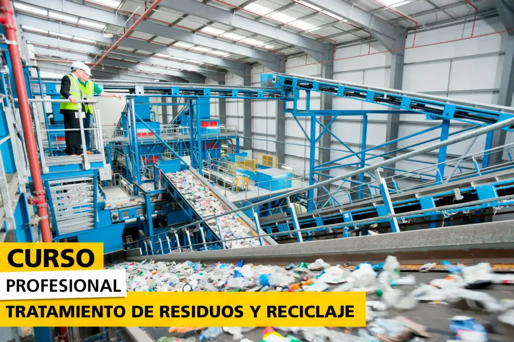 Vista interior de una planta industrial de reciclaje con cintas transportadoras clasificando residuos, mientras dos trabajadores con casco y chaleco reflectante supervisan el proceso desde una plataforma elevada. La imagen tiene un texto promocionando el curso profesional Tratamiento de residuos y reciclaje