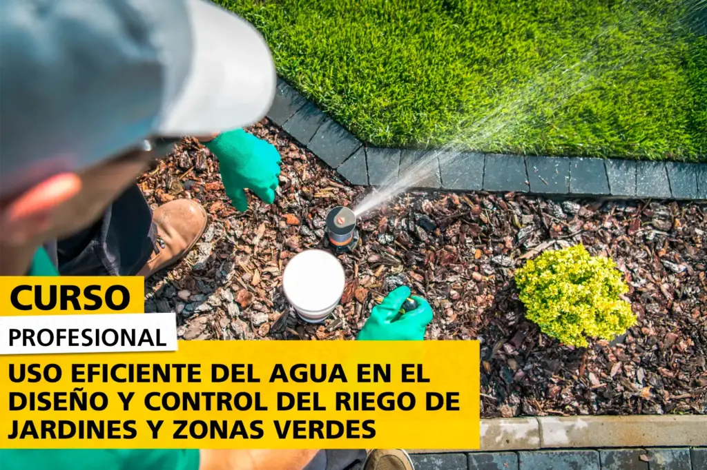 Persona instalando y ajustando un aspersor automático en un jardín con césped y cobertura de corteza, como parte de un curso profesional sobre el uso eficiente del agua en sistemas de riego para áreas verdes.