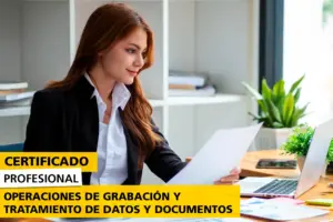 Mujer joven con traje de oficina revisa documentos frente a un portátil en un entorno de trabajo moderno. La imagen transmite profesionalismo y está relacionada con el certificado profesional Operaciones de grabación y tratamiento de datos y documentos.