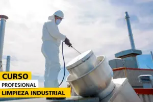 Trabajador con traje protector realizando limpieza industrial en el techo de una instalación, usando equipo de alta presión. Texto promocional: 'Curso Profesional Limpieza Industrial