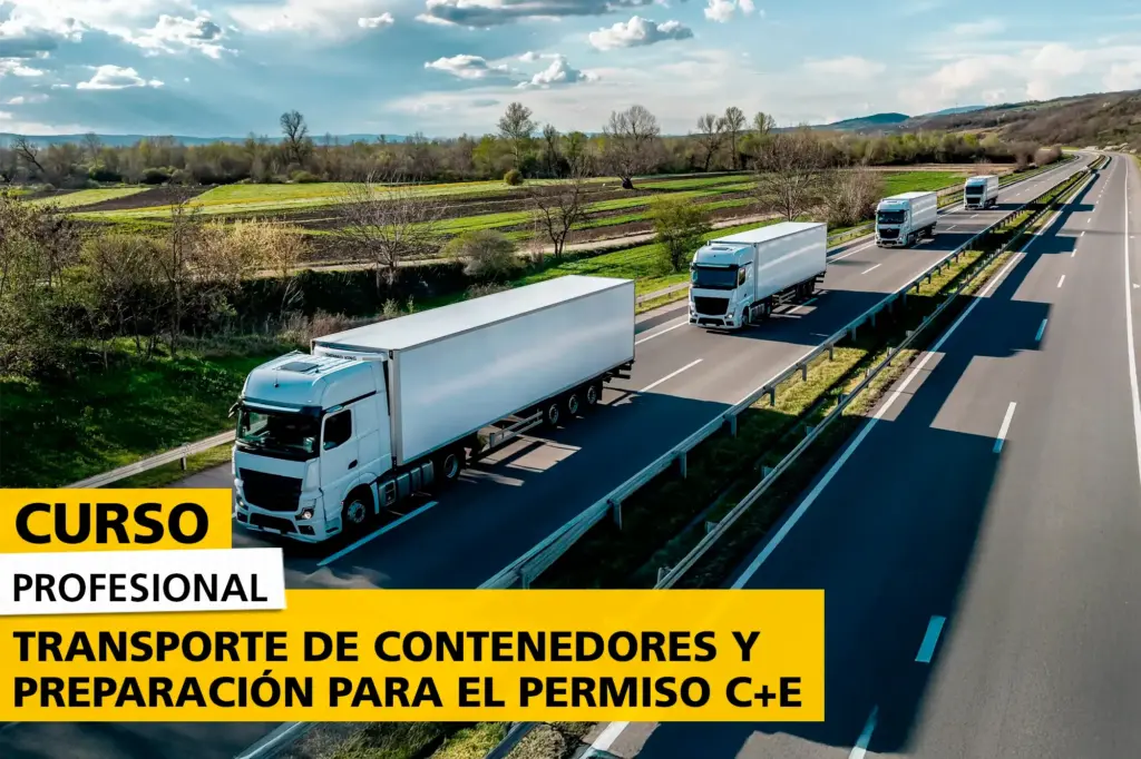 Carretera con varios camiones blancos de carga transportando contenedores, circulando en fila por una autopista rodeada de campos verdes, ilustrando un curso especializado en transporte terrestre de mercancías.