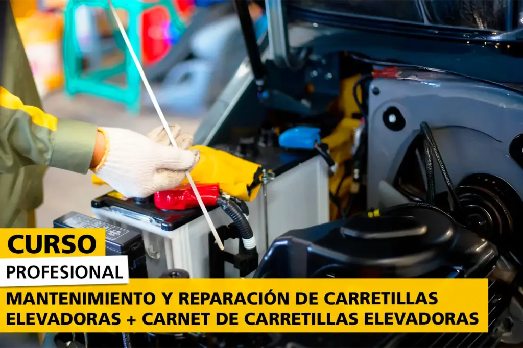 Curso profesional de mantenimiento y reparación de carretillas elevadoras. Imagen de técnico revisando una carretilla elevadora como parte de la formación para obtener el carnet de carretillas elevadoras.