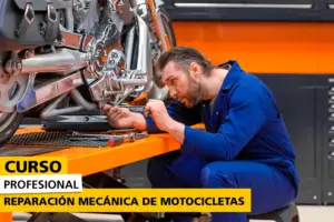 Curso profesional de Reparación Mecánica de Motocicletas. Imagen de técnico realizando tareas de diagnóstico, mantenimiento y reparación en una motocicleta dentro de un entorno de formación profesional.