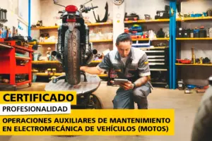 Certificado de Profesionalidad en Operaciones Auxiliares de Mantenimiento en Electromecánica de Vehículos (Motos). Imagen de alumno realizando tareas de mantenimiento y revisión mecánica en una motocicleta dentro de un taller formativo.