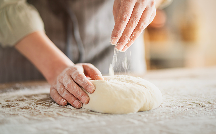 Persona elaborando una masa de pan sin gluten