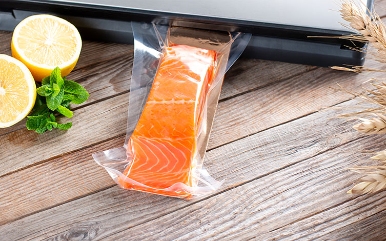 Un paquete de salmón envasándose al vacío para que se conserve mejor