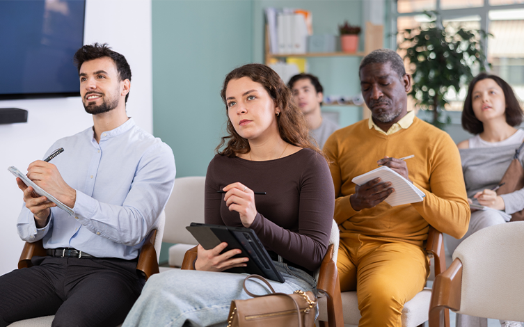 Alumnos de diferentes nacionalidades asistiendo a una clase de español para mejorar la comunicación oral y escrita y facilitar su integración laboral y social en España.