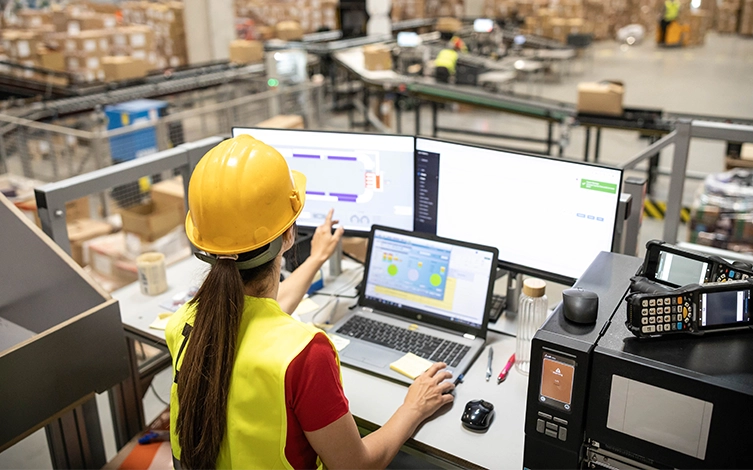 técnico supervisando operaciones logísticas desde un centro de control, gestionando procesos de almacén, distribución y optimización de la cadena de suministro.