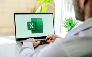 Hombre manejando una tabla de Excel