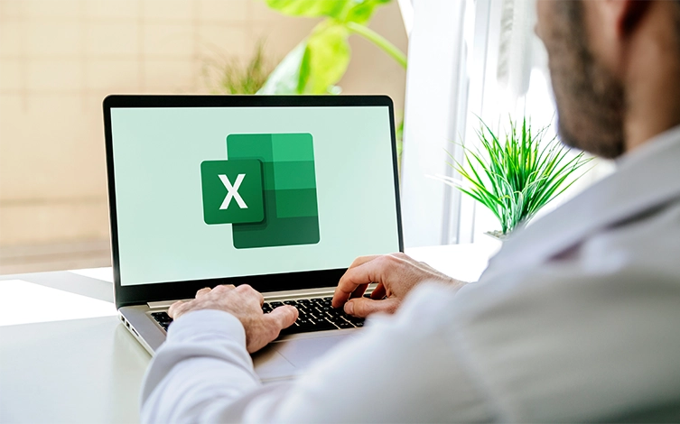 Hombre manejando una tabla de Excel