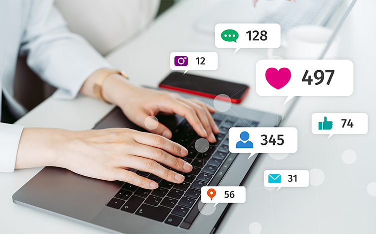 Persona gestionando varias redes sociales
