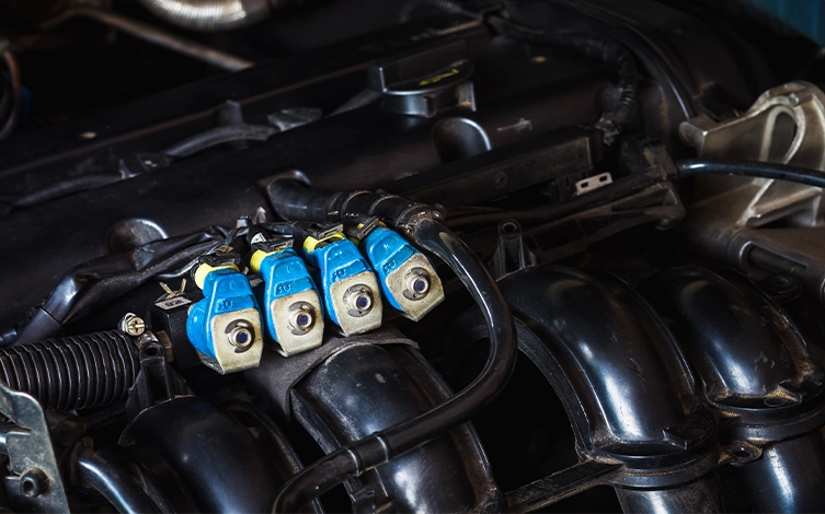Sistema de inyección electrónica de un motor de automóvil con inyectores y componentes del sistema de alimentación para el diagnóstico, mantenimiento y reparación de vehículos.