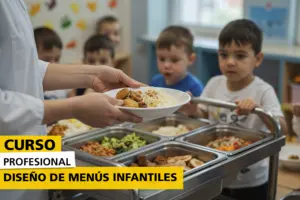 Curso Profesional Diseño de Menús Infantiles. Monitora sirviendo bandejas de comida a niños en el comedor de una escuela