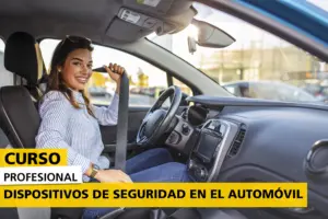 Curso profesional de Dispositivos de Seguridad en el Automóvil con conductora utilizando el cinturón de seguridad en un turismo, representando los sistemas de seguridad activa y pasiva para una conducción segura y la prevención de accidentes.