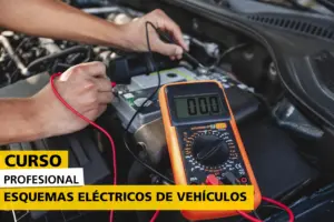 Curso Profesional Esquemas Eléctricos de Vehículos. Un mecánico midiendo la potencia