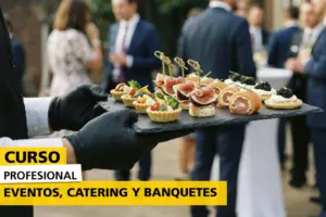 Curso Profesional Eventos, Catering y Banquetes. Camarero ofreciendo una bandeja de canapés a los asistentes