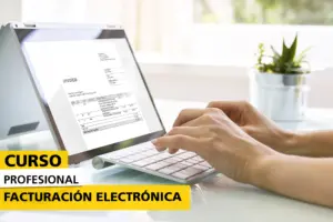 Curso profesional de Facturación Electrónica con usuario gestionando facturas digitales en un ordenador, orientado al aprendizaje de la emisión, recepción y gestión de facturas electrónicas, cumplimiento normativo y digitalización de procesos administrativos.