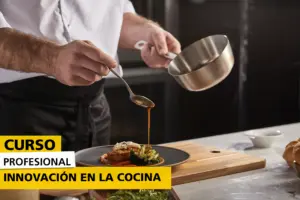Curso Profesional Innovación en la Cocina. Un cocinero echando salsa en un plato
