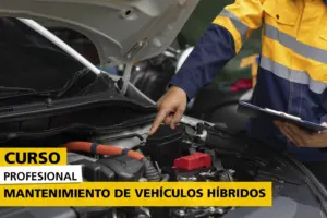 Curso profesional de Mantenimiento de Vehículos Híbridos con técnico inspeccionando el sistema eléctrico y los componentes de alto voltaje de un vehículo híbrido en un taller de automoción, aplicando procedimientos de diagnóstico y seguridad.
