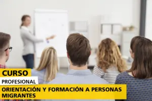 Curso profesional de Orientación y Formación a Personas Migrantes con docente impartiendo una sesión formativa a un grupo de alumnos, orientado a la integración social y laboral, el aprendizaje intercultural y el desarrollo de competencias para la inclusión de personas migrantes.